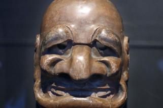 Masque traditionnel japonais ressemblant  à l'ancien président Jacques Chirac à  l'exposition du Quai Branly
