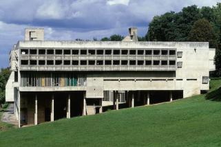 Extérieur du couvent Sainte-Marie de la Tourette à Eveux