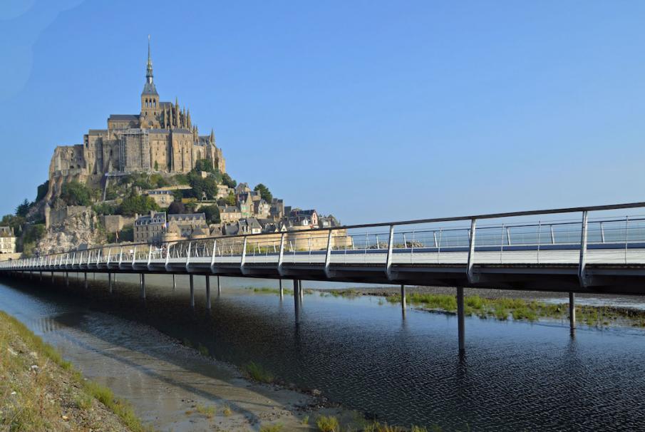 Visiter l'église de l'abbaye du mont Saint Michel le pont passerelle du mont Saint Michel