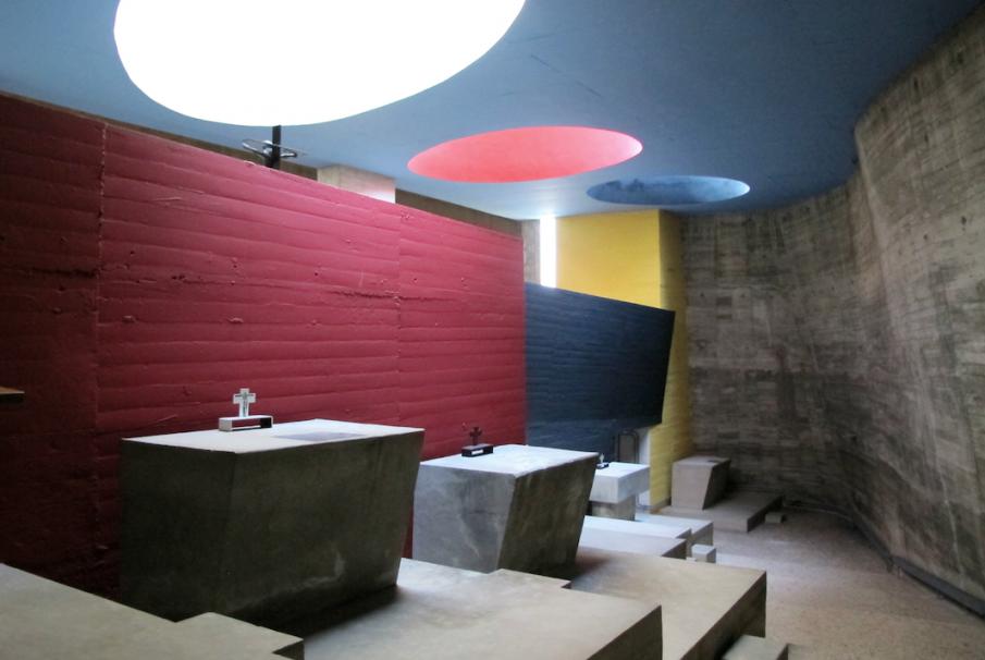 Visiter le couvent Sainte-Marie de la Tourette à Eveux, édifice Le Corbusier inscrit à l'Unesco intérieur de la chapelle du couvent Sainte-Marie de la Tourette à Eveux