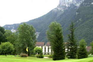 golf de Charmeil bordé par les majestueux sommets du Vercors