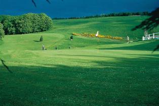 golf de Clécy au milieu d’un paysage vallonné et boisé