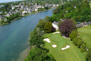 Golf de Cornouaille niché au bord d’un bras de mer