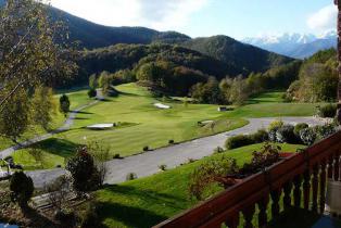 Golf de Falgos au pied du Massif du Canigou 