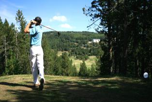 Golf de Font-Romeu au milieu d'un panorama montagnard 