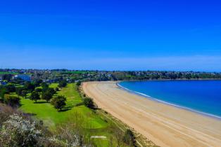 golf de Saint Cast sur les dunes de la plage de Pen Guen en Bretagne 
