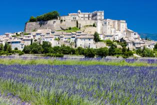 village de Grignan sur les routes de la lavande