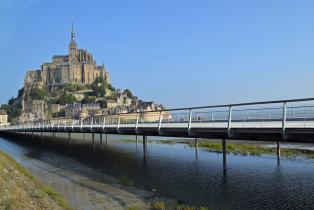 le pont passerelle du mont Saint Michel
