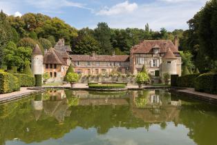 Miroir d'eau du jardin remarquable du  château de Boutemont à Ouilly le Vicomte