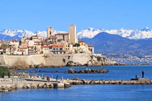 Antibes vue du vieil antibes et de la mer