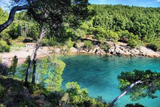 Plage de sable fin et mer turquoise Calanque du Port d’Alon à Saint-Cyr-sur-Mer