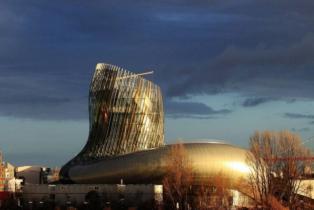 La cité du vin à Bordeaux et son architecture en référence au vin et à la Garonne