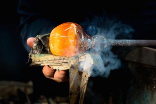 maitre verrier soufflant le verre à la verrerie de Biot