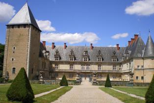 Château de Fléville, son donjon carré, sa façade renaissance et son donjon féodal 