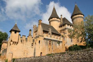 découvrir les tours crénelées du château de Puymartin