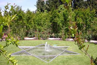 fontaine symbole alchimique jardin de l'alchimiste à Eygalières