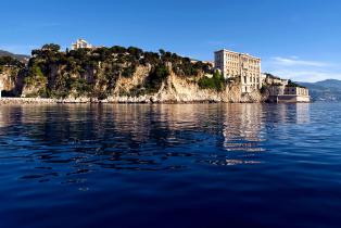 Batiment du musée océanographique de Monaco ancré sur le mythique Rocher 