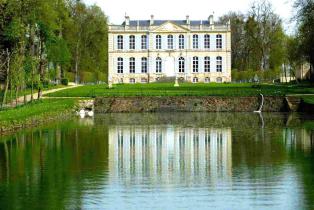 Reflet du château dans l'eau dans le Parc et les jardins du château de Canon à Mézidon-Canon