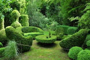 arbustes taillés en forme de sièges dans les jardins de Séricourt
