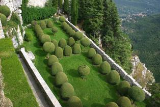 jardins de topiaires en terrasse du château de Gourdon