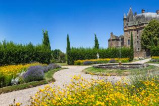 Jardins évoquant l'univers de l'alchimie au château de Jumilhac