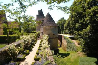 chemin de ronde bordé de créneaux en topiaire dans les jardins du château de Losse