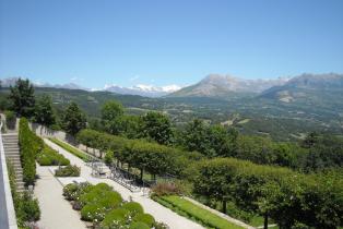 Vue panoramique depuis les jardins terrasses du Domaine de Charance à Gap