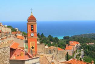 Village de Roquebrune Saint Martin avec le clocher de l'église Sainte-Marguerite