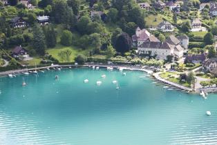 Talloires et son abbaye bénédictine transformée en hôtel au bord du lac d'Annecy