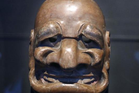 Masque traditionnel japonais ressemblant  à l'ancien président Jacques Chirac à  l'exposition du Quai Branly